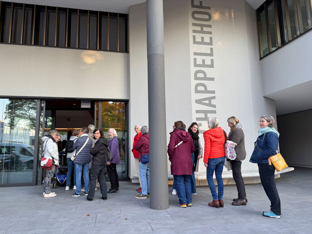 Besucher:innen beim Anstehen vor dem "Kino im Chappelehof"